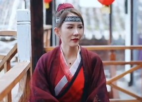 Em học sinh lúng túng bị anh chàng quan tâm đến đồng phục